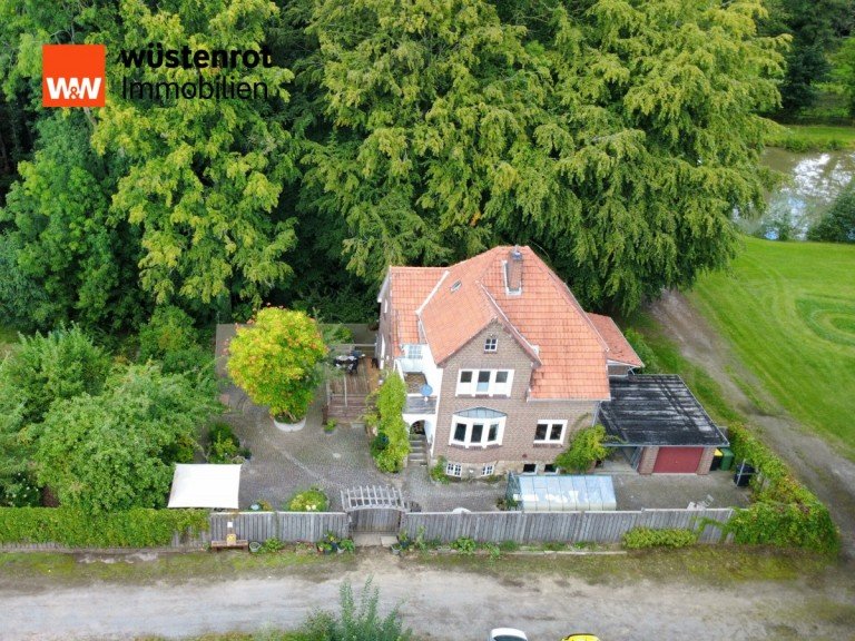 Luftaufnahme Bippen Einfamilienhaus Das Schl�sschen von 1927: Romantischer Garten, Bach am Grundst�ck, Doppelgarage