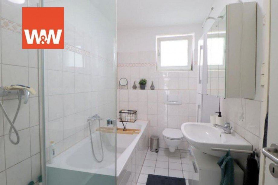 Bad mit Dusche und Wanne Etagenwohnung Garbsen