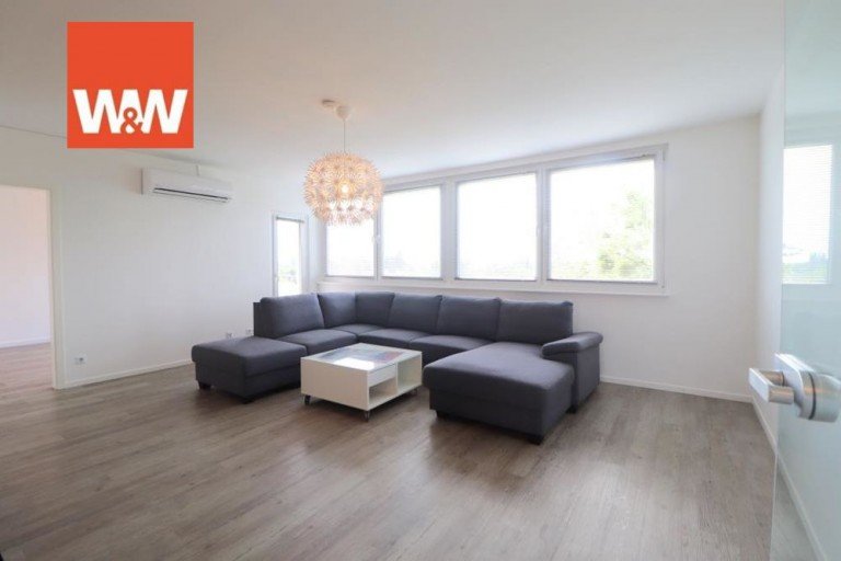 Wohnzimmer Langenhagen Etagenwohnung Sofort einziehen 4-Zimmerwohnung mit Balkon, EBK, Klimasplitger�t, Fahrstuhl etc.