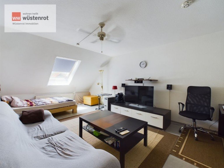 Wohn-/Schlafzimmer Hannover Dachgeschosswohnung Investieren oder Einziehen? - Dachgeschosswohnung mit Parkplatz